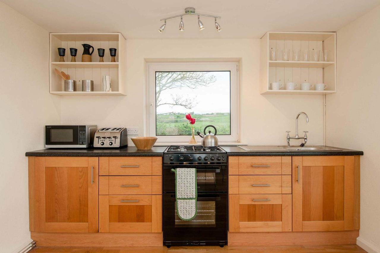 The Wild Atlantic Hideaway Apartment โคลนาคิลตี ภายนอก รูปภาพ