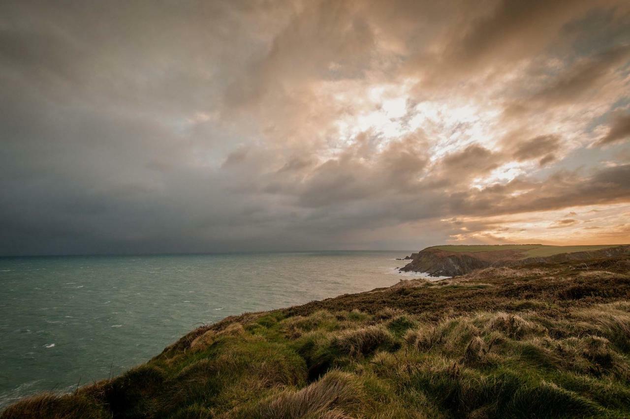 The Wild Atlantic Hideaway Apartment โคลนาคิลตี ภายนอก รูปภาพ