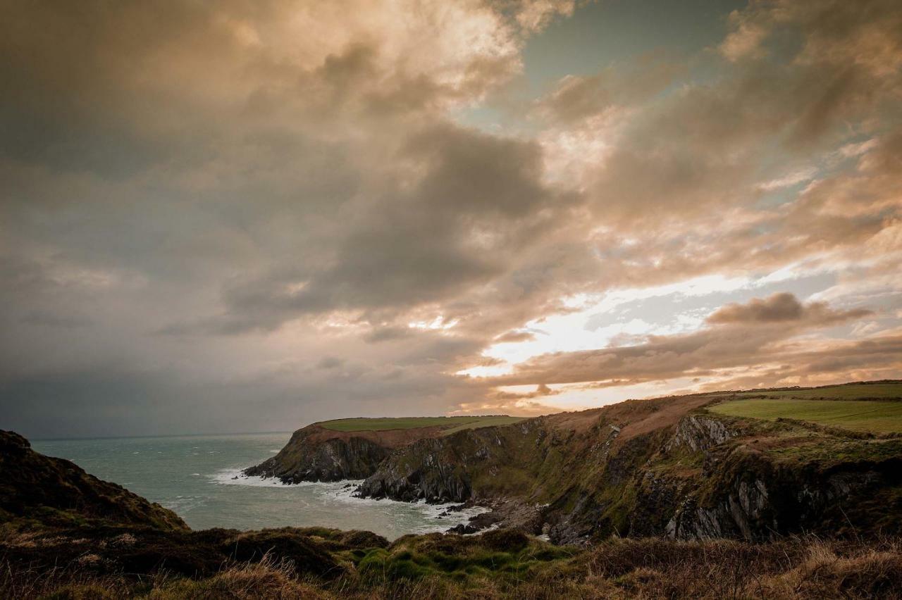 The Wild Atlantic Hideaway Apartment โคลนาคิลตี ภายนอก รูปภาพ